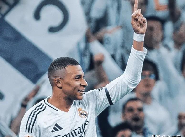 爱游戏- 锐不可当引爆全场！，姆巴佩意外战胜FPX再创辉煌时刻